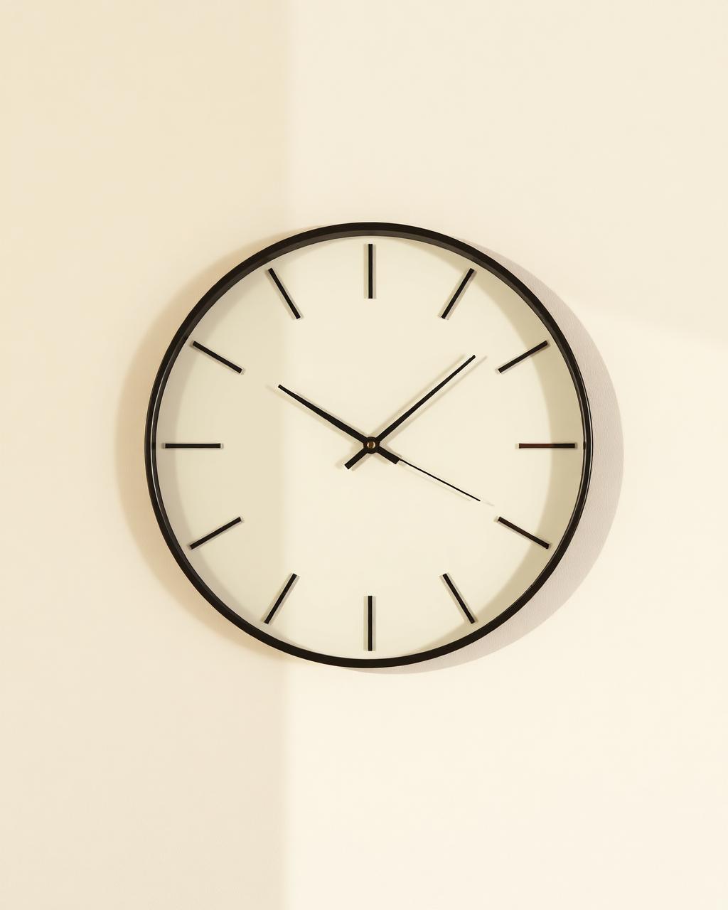 Horloge minimaliste sans chiffres